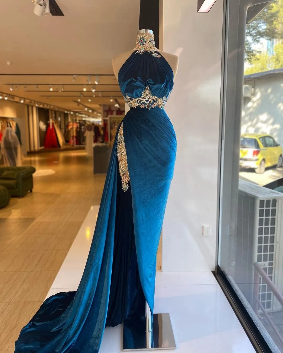 Elegant Velvet Prom Dresses With Train Crystals Beaded