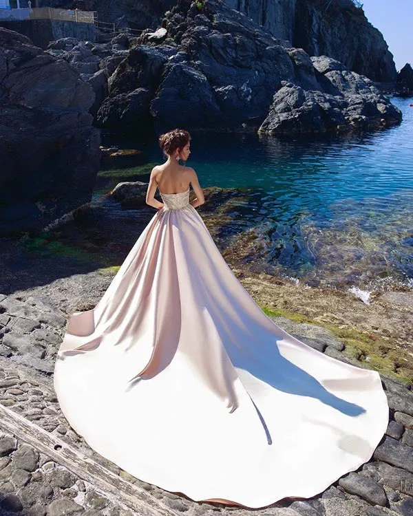 Gorgeous 2018 Pearls Pink Satin Wedding Dresses with Crystals Modest Sweetheart Bridal Wedding Gowns