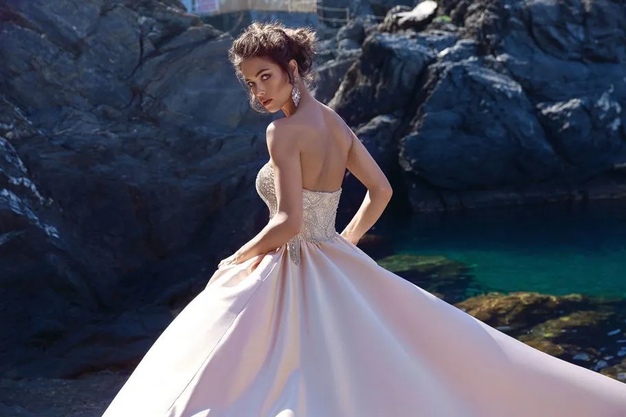 Gorgeous 2018 Pearls Pink Satin Wedding Dresses with Crystals Modest Sweetheart Bridal Wedding Gowns