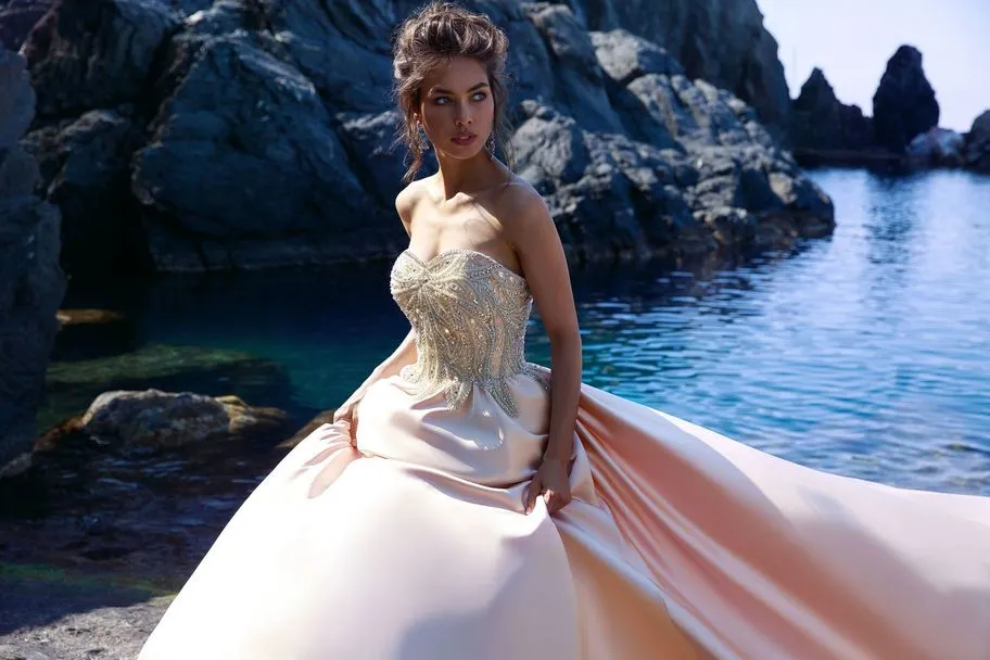 Gorgeous 2018 Pearls Pink Satin Wedding Dresses with Crystals Modest Sweetheart Bridal Wedding Gowns